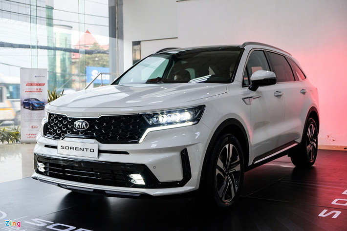 Sau tháng 1 sụt giảm doanh số ở toàn phân khúc, nhóm SUV 7 chỗ tại Việt Nam tiếp tục giảm không phanh ở tháng 2. Các mẫu xe giảm trung bình khoảng 40% doanh số so với tháng 1, có xe còn giảm đến 67%. Có thể thấy, sau sự bùng nổ của toàn nhóm ở tháng 12/2020, doanh số SUV 7 chỗ liên tục giảm. Ba mẫu SUV 7 chỗ bán chạy nhất tháng 2 vẫn là 3 cái tên quen thuộc nhưng vị trí có thay đổi đôi chút.