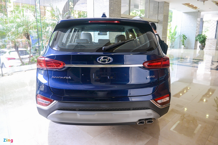 Hyundai Santa Fe đang phân phối tại Việt Nam thuộc thế hệ thứ 4, ra mắt vào đầu năm 2019. Phiên bản facelift của mẫu xe này đã xuất hiện tại Việt Nam hồi cuối năm 2020. Tuy nhiên, đại diện TC Motor cho biết chưa có kế hoạch giới thiệu và phân phối Santa Fe 2021 tại thị trường Việt Nam.