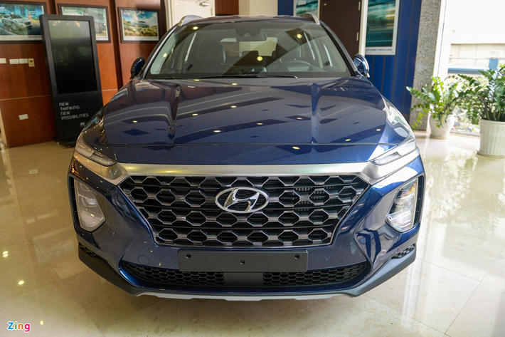 Việc Hyundai Santa Fe nói riêng và toàn phân khúc đều giảm doanh số ở 2 tháng liên tiếp đến từ việc người tiêu dùng đã "dồn" mua xe ở tháng 12 - tháng cuối cùng Nghị định 70 còn hiệu lực. Ở các tháng sau đó, nhu cầu mua xe giảm kết hợp với ưu đãi 50% phí trước bạ của Chính phủ kết thúc dẫn đến sự ảm đạm của toàn thị trường. Dù các hãng có tung ra các chương trình khuyến mại riêng nhưng nhìn chung không mang tính lâu dài nên chưa đủ để kích cầu.