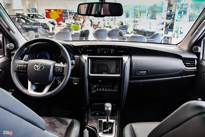 Những thay đổi nhỏ của Fortuner 2021 vẫn bị đánh giá là lỗi thời hơn các mẫu xe Hàn. Ngay cả chiếc Santa Fe ra mắt đầu năm 2019 cũng hiện đại hơn Fortuner 2021. Fortuner 2021 có ngoại hình hiện đại và thể thao hơn trước. Đáng chú ý là đời 2021 có thêm phiên bản thể thao Legender với các chi tiết đặc trưng. Fortuner đang được phân phối với 7 phiên bản, có giá từ 995 triệu đồng đến 1,434 tỷ đồng.