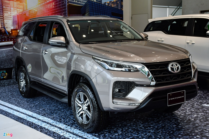 3. Toyota Fortuner - 268 xe: Tương tự những tháng trước, Toyota Fortuner thế hệ mới vẫn xếp sau Hyundai Santa Fe. Kể từ tháng 1, Fortuner phải chịu đứng sau Sorento và chấp nhận vị trí thứ 3. Từ ông vua doanh số ở các năm trước, Fortuner dần kém hấp dẫn vì chậm thay đổi so với các đối thủ.