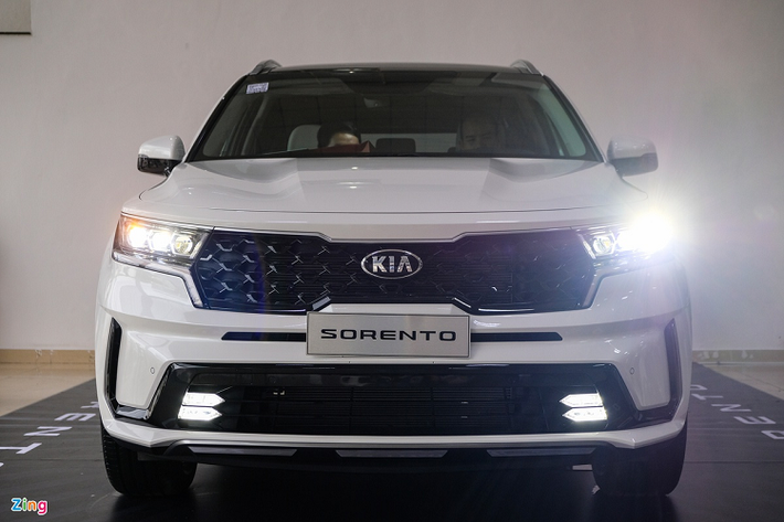 2. Kia Sorento - 306 xe: Bên cạnh sự giảm đều của toàn nhóm, Kia Sorento có tỷ lệ giảm cao nhất, khoảng 67,6%, từ 946 xe xuống còn 306 xe. Chính tỷ lệ giảm cao của Sorento đã khiến mẫu xe này bị Santa Fe vượt mặt.