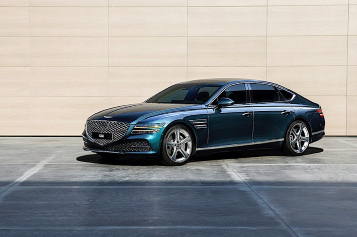 Chỉ tính riêng trong hạng mục các tính năng hỗ trợ người lái, Genesis G80 2021 mới cũng có thể khiến rất nhiều đối thủ sedan cỡ trung hạng sang phải "xấu hổ" trước danh sách option dày đặc của mình.