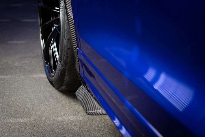 Bên cạnh nâng cấp động cơ, ABT Sportline cũng trang bị cho RSQ8-R bộ bodykit carbon giúp tăng tính khí động học. Các chi tiết nâng cấp có thể kể đến như cản trước/sau, ốp hốc bánh xe, cánh lướt gió mui. Audi RSQ8-R sử dụng mâm GR màu đen bóng kích thước 23 inch, đi kèm là bộ lốp cỡ 295/35 đến từ hãng Continental.