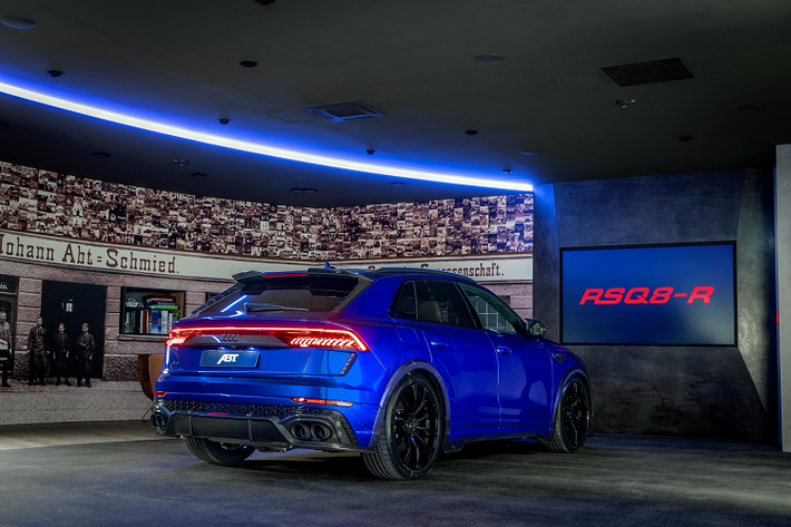 Động cơ nguyên bản của Audi RS Q8 2021 mới được nâng cấp bộ điều khiển và hệ thống làm mát, giúp khối động cơ tăng áp kép V8 4.0L tăng thêm công suất lẫn mô-men xoắn. Công suất nguyên bản từ 591 mã lực tăng lên mức 730 mã lực, trong khi mô-men xoắn cực đại đạt mức 920 Nm.