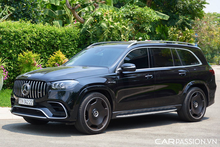 Tại Việt Nam, Mercedes-Benz GLS thế hệ thứ ba (tên mã X167) dù mới chỉ xuất hiện trên thị trường được hơn 1 năm nhưng đã nhanh chóng trở thành lựa chọn hàng đầu trong phân khúc SUV hạng sang cỡ lớn. Với mức giá chính hãng chỉ 4,909 tỷ đồng cho phiên bản Mercedes-Benz GLS 450 4MATIC mới nhập khẩu từ Mỹ, sự xuất hiện của mẫu xe này thực sự là một "cú sốc" lớn dành cho các đối thủ cạnh tranh cùng hạng, vốn có giá bán cao hơn GLS khá nhiều.