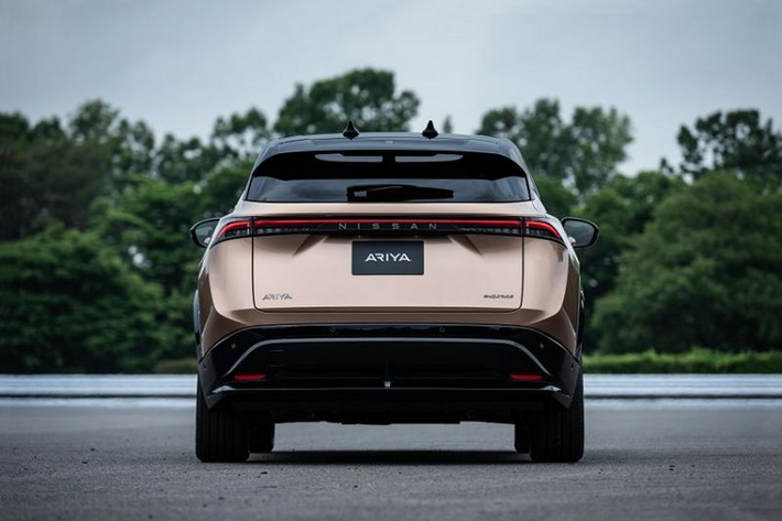 Nissan Ariya hoàn toàn mới cũng được trang bị một tấm chắn gầm phẳng để giảm luồng không khí bên dưới, trong khi tấm chắn khí động học phía trước và các đường nét thân xe gọn gàng giúp giảm lực cản gió.