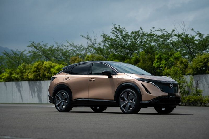 Chiếc SUV điện Nissan Ariya sẽ có hai tùy chọn dung lượng pin lithium-ion là 63 kWh và 87 kWh, cung cấp phạm vi hoạt động lần lượt là 450 km và 610 km. Sau khi ra mắt chính thức những con số này sẽ còn cải thiện hơn nữa để mang lại cho Ariya hiệu quả lái xe cao hơn trong một lần sạc.