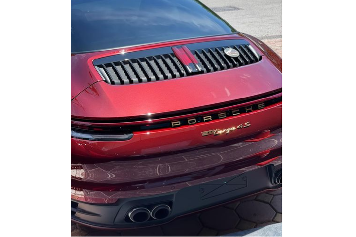 Tại Việt Nam, siêu xe Porsche 911 Targa 4S Heritage Design được ra mắt chính hãng vào cuối tháng 5/2021 với giá bán niêm yết 11,6 tỷ đồng.