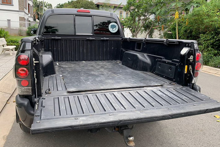 Tương tự như “đàn anh” Toyota Tundra, số lượng xe Tacoma tại Việt Nam không nhiều vì giá bán cao do sử dụng động cơ dung tích lớn “gánh” nhiều thuế. Tham khảo giá bán sau thuế của một chiếc Toyota Tacoma TRD PRO 4x4 đời 2018 từng Việt Nam đã gần 3 tỷ đồng