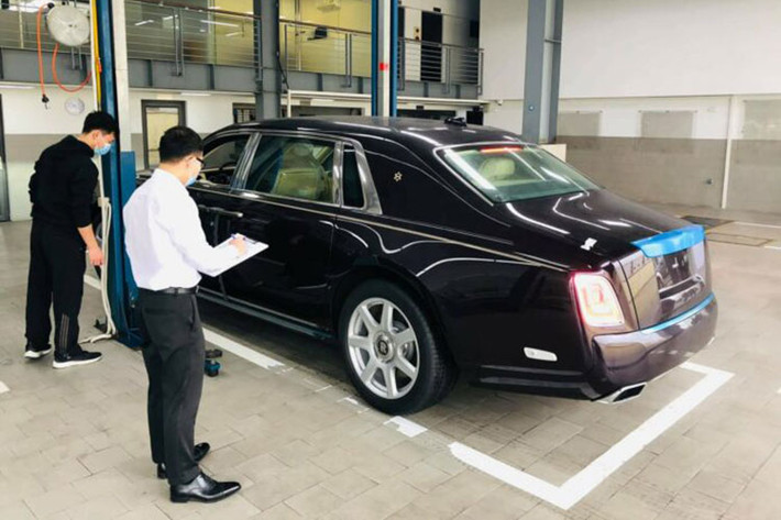 Mới đây, trên mạng xã hội lan truyền hình ảnh về một chiếc xe siêu sang Rolls-Royce Phantom VIII mới nhất được cho nhập khẩu chính hãng về nước khá lâu nhưng nay mới xuất hiện đã thu hút không ít sự quan tâm, theo dõi từ giới mê xe. Hình ảnh chụp lại cho thấy, chiếc xe siêu sang Rolls-Royce Phantom phiên bản thế hệ thứ 8 này được đeo biển kiểm soát của tỉnh Bình Thuận và được cho là số ít xe Rolls-Royce Phantom VIII được mua chính hãng tại Việt Nam.