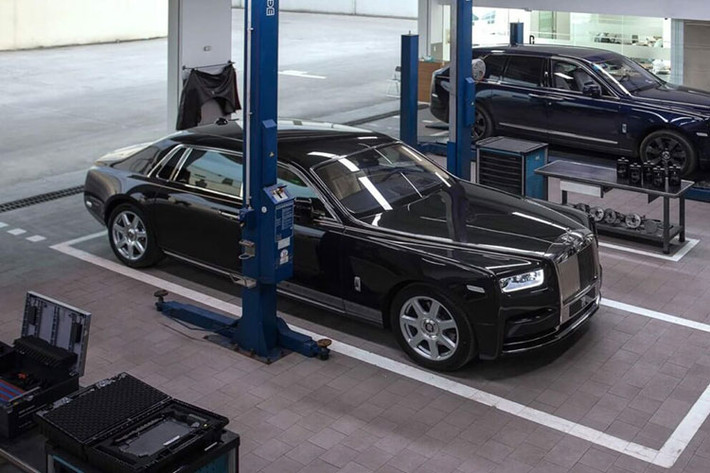 Ngoại thất chiếc xe siêu sang Rolls-Royce Phantom VIII mới được mang biển số tỉnh Bình Thuận có màu đen đi kèm bộ mâm 7 chấu đơn. Dòng xe siêu sang Rolls-Royce Phantom bước sang thế hệ thứ 8 với những thay đổi nhẹ thiết kế ở ngoại hình nhưng tổng thể hình dáng vẫn giữ dáng vẻ đặc trưng của thế hệ thứ 7.