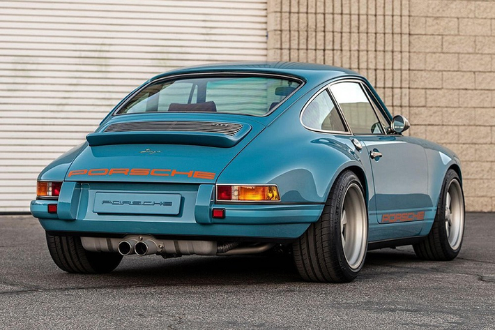 Không rõ người mua đã chi ra bao tiền cho chiếc Porsche 911 phục chế kiêm độ này, nhưng giống các sản phẩm khác của Singer Vehicle Design, chi phí nhất định không rẻ.
