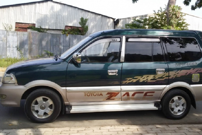 Đơn cử, một chiếc Toyota Zace phiên bản GL, đời 2003, đã lăn bánh được hơn 300.000km này đang được chào bán với giá “thách cưới” 215 triệu đồng, đây một mức giá gây tranh cãi với nhiều người cho một chiếc MPV phổ thông có tuổi đời gần 20 tuổi. Thậm chí, những phiên bản cuối như Zace Surf 2005 đời cao hơn cũng có giá từ 240 đến hơn 300 triệu đồng. Điều này cho thấy mức giá xe Toyota Zace cũng không hề rẻ.