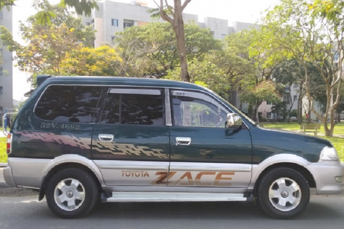 Nổi tiếng với độ bền bỉ cao được xem là dòng xe “nồi đồng cối đá”, kết cấu đơn giản, dễ đi dễ sửa, phụ tùng thay thế giá rẻ, khung gầm cứng cáp bền bỉ đáp ứng phục vụ cho nhiều mục đích sử dụng, thậm chí dòng xe này còn nổi tiếng khi thường dùng để làm xe tập lái, điều này khẳng định cho độ bền “thần thánh” của dòng xe này. Chính vì thế, Toyota Zace 7 chỗ đã trở thành một dòng xe “huyền thoại” mà mãi đến ngày nay vẫn được nhiều người Việt săn lùng, bất chấp giá bán “không hợp lý”.