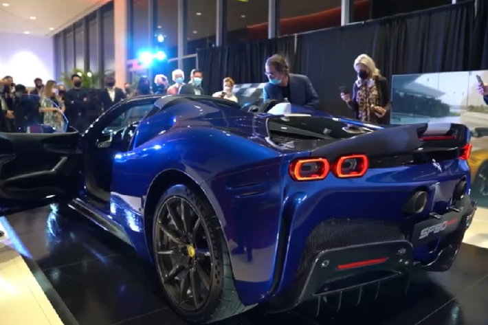 Ferrari khẳng định rằng siêu xe mui trần SF90 Spider cũng nhanh như SF90 Stradale khi chỉ mất thời gian 2,5 giây để tăng tốc từ vị trí xuất phát lên 100 km/h, và chỉ 7 giây để đua nước rút từ 0-200 km/h, trong khi tốc độ tối đa là 340 km/h.