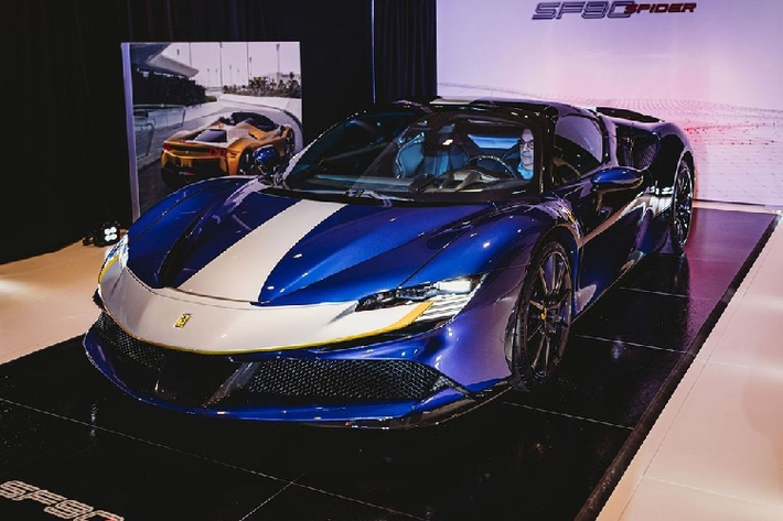Các đại lý Ferrari trên thế giới đang tranh thủ giới thiệu đến khách hàng "ruột" của mình siêu xe hoàn toàn mới mang tên gọi Ferrari SF90 Spider mới và không quên tiết lộ đây sẽ là 1 trong những mẫu siêu xe mui trần "hot" nhất trong năm 2021 này.