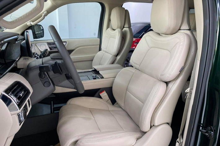 Là mẫu SUV đứng đầu nên khoang lái cũng như khoang hành khách ở Navigator Reserve rất rộng rãi. Trái với màn xanh lục đẹp mắt ở ngoại thất, không gian bên trong Navigator phiên bản Reserve sử dụng tông màu trắng kem. Xen kẽ là các chi tiết ốp gỗ nâu. Bố trí cần số truyền thống thành dạng nút bấm giúp tiết kiệm tối đa không gian khoang lái, đồng thời gia tăng khả năng chứa đồ ở bệ tỳ tay trung tâm. Kiểu thiết kế cần số này được Lincoln áp dụng cho toàn bộ dòng xe SUV.