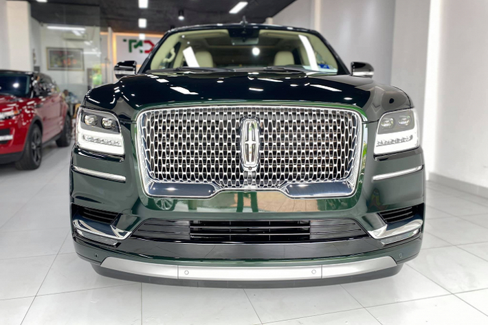 Trong danh mục sản phẩm xe gầm cao của Lincoln, Navigator là chiếc xe đứng đầu. Xe có tới 5 phiên bản và giá xe Lincoln Navigator Black Label L tại thị trường Mỹ bán ra từ 76.185 USD cho bản tiêu chuẩn. Đa số xe được đưa về Việt Nam là thuộc phiên bản Black Label L (bản cao cấp nhất) có giá gần 9 tỷ đồng. Chiếc xe có màu xanh lục là phiên bản Reserve, có giá gần 8 tỷ đồng.