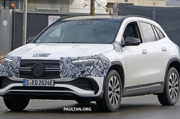 Tương tự nội thất, ngoại thất của Mercedes-Benz EQA cũng mang nhiều điểm tương đồng với mẫu GLA. Tuy nhiên, một số chi tiết ở đầu và đuôi xe sẽ được thiết kế lại, nhằm tạo sự khác biệt với các biến thể dùng động cơ đốt trong truyền thống.
