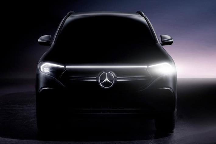 Hãng xe sang Đức cho biết mẫu SUV thuần điện Mercedes-Benz EQA 2022 mới sẽ được giới thiệu trên toàn cầu vào ngày 20/1. Sau EQC và EQV, EQA là cái tên tiếp theo góp mặt trong nhóm sản phẩm EQ của Mercedes-Benz - bao gồm các mẫu ôtô vận hành hoàn toàn bằng điện.