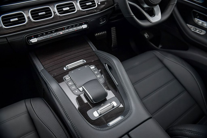 Ở phía bên ngoài, Mercedes-Benz GLS 350 d 4MATIC Premium gần như không có sự khác biệt nào về thiết kế so với các phiên bản GLS chạy xăng.