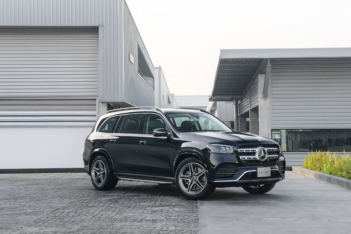 Mới đây, phiên bản máy dầu của mẫu GLS mang tên Mercedes-Benz GLS 350 d 4MATIC Premium đã chính thức có mặt tại Thái Lan. Đây là phiên bản được rất nhiều đại gia trong khu vực Đông Nam Á, trong đó bao gồm cả Việt Nam săn đón bởi mức giá cạnh tranh cũng như chi phí sử dụng nhiên liệu tiết kiệm.