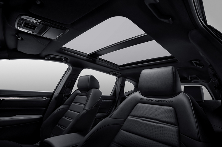 Hệ thống giải trí trung tâm vẫn là màn hình cảm ứng 7 inch tương thích Apple Carplay, Android Auto, điều khiển giọng nói SIRI, kết nối Bluetooth, AUX, USB và hệ thống âm thanh 8 loa. Hệ thống điều hòa chỉ là loại tự động có tích hợp cửa gió cho hàng ghế sau.