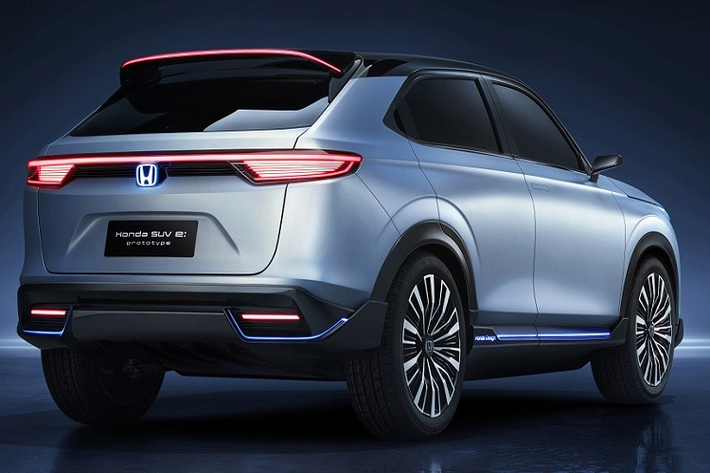 Hãng Honda đã trang bị cụm đèn hậu nằm ngang thanh mảnh, nối với nhau bằng dải đèn LED ở giữa, cho SUV e:prototype. Nằm ngay bên dưới dải đèn LED này là logo phát sáng của hãng Honda. Tương tự đầu xe, ở cản sau của Honda SUV e:prototype cũng có 2 dải đèn LED góc cạnh, bao quanh đèn phản quang nằm ngang. Cuối cùng là cánh gió mui nổi bật, tích hợp đèn phanh trên cao, và nóc màu đen.