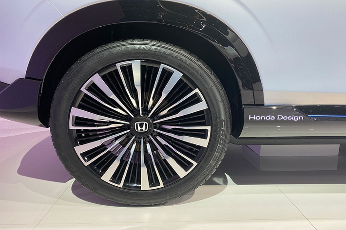 Nhìn thoáng qua, chúng ta sẽ thấy Honda SUV e:prototype sở hữu thiết kế khá giống với SUV e:concept ra mắt năm ngoái. Tuy nhiên, khác với SUV e:concept, SUV e:prototype được thiết kế theo phong cách của Honda HR-V thế hệ mới và trông như đã sẵn sàng lên dây chuyền sản xuất thương mại. Điểm nhấn của Honda SUV e:prototype nằm ở thiết kế đầu xe táo bạo. Tại đây, chúng ta sẽ bắt gặp cụm đèn pha với tạo hình chữ "U" độc đáo, nối liền với dải đèn LED định vị bên trên.