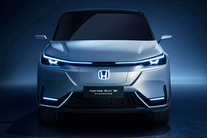 Trong triển lãm Ô tô Bắc Kinh 2020 diễn ra vào tháng 9 năm ngoái, hãng Honda đã vén màn một mẫu xe concept hoàn toàn mới mang tên SUV e:. Đến nay, trong triển lãm Ô tô Thượng Hải 2021 hiện đang diễn ra tại Trung Quốc, hãng xe Nhật Bản lại giới thiệu một mẫu xe tương tự mang tên SUV Honda e:prototype mới.