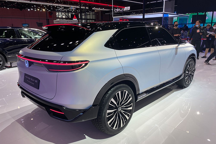 Cũng như những mẫu SUV truyền thống khác, Honda SUV e:prototype được trang bị nẹp thân xe màu đen. Thêm vào đó là tay nắm cửa trước có thể bật lên, thụt xuống theo đúng xu hướng hiện nay. Trong khi đó, tay nắm cửa sau nằm trên cột C giống với Honda HR-V mới. Đằng sau, Honda SUV e:prototype chạy điện có thiết kế giống HR-V 2021 hơn cả.