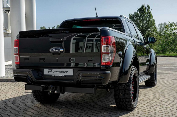 Ngoài nâng cấp ngoại hình, bản độ thân rộng Ford Ranger của Prior Design còn chú trọng tới tiện nghi của người sử dụng. Toàn bộ không gian xe giờ đây được bọc da cao cấp và Alcantara. Kết hợp với đó, nhiều chi tiết được ốp sợi carbon nhằm tăng tính thẩm mỹ. Theo tiết lộ từ Prior Design, tổng chi phí cho gói độ thân rộng trên Ford Ranger dao động trong khoảng 6.300 USD (khoảng 145 triệu đồng).