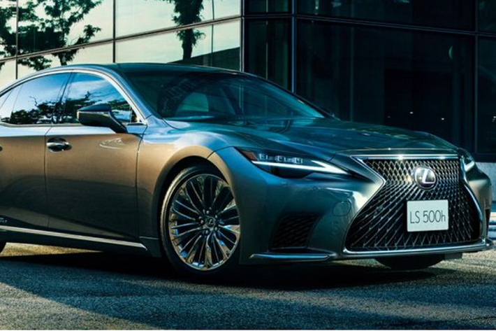 Biến thể F Sport được trang bị bánh xe kim loại màu tối kích thước 20 inch, hệ thống phanh hiệu suất cao Lexus, hệ thống lái sau năng động, các huy hiệu F Sport, hệ thống ổn định phía trước và phía sau chủ động, cụm đồng hồ kỹ thuật số 8 inch kiểu siêu xe LFA, ghế bọc da và 10 túi khí.
