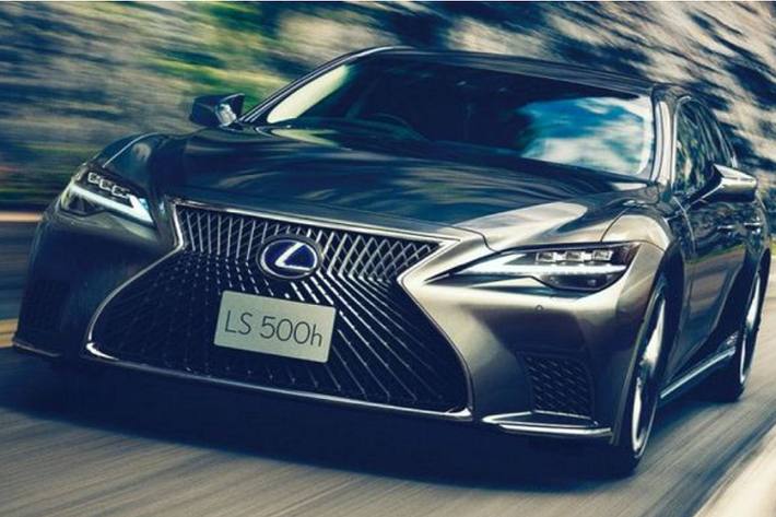 LS 500 được trang bị động cơ Dynamic Force tăng áp kép V6 3.5L cho 415 mã lực và 600 Nm. Xe vẫn dùng hộp số tự động 10 cấp nhưng chỉ mất 5 giây để bứt tốc 0 - 100 km/h, mức tiêu thụ nhiên liệu trung bình là 9,7 lít/100 km.