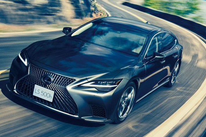 Tất cả các biến thể của LS mới đều có giới hạn tốc độ tối đa 250 km/h và được lắp đặt hệ thống treo thích ứng thay đổi linh hoạt cũng như hệ thống treo khí nén của Lexus theo tiêu chuẩn. Ngoài ra, xe còn có 6 chế độ lái đa dạng: Eco, Comfort, Customise, Normal, Sport S và Sport S+. Giá xe Lexus LS 500 2021 tương ứng cho các biến thể LS 500 Executive, LS 500h Executive và LS 500h Pleat Executive là 9,98 - 11 và 12 tỷ đồng.