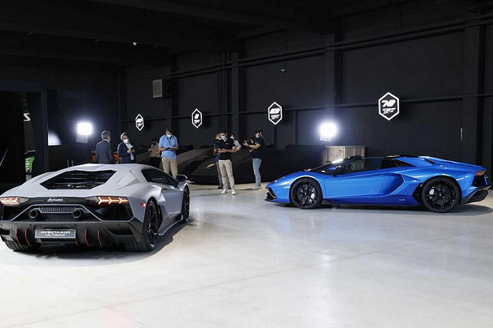 Khi mua Aventador LP 780-4 Ultimae, khách hàng có thể chọn 1 trong 18 màu sơn ngoại thất tiêu chuẩn cho xe. Bên cạnh đó là hơn 300 trang bị tùy chọn do bộ phận Ad Personam cung cấp. Chiếc Lamborghini Aventador LP 780-4 Ultimae Coupe trong ảnh do hãng Lamborghini cung cấp được sơn màu xám nhám Grigio Acheso phối với màu xám Grigio Teca và đi kèm những điểm nhấn ngoại thất màu đỏ Rosso Mimir.