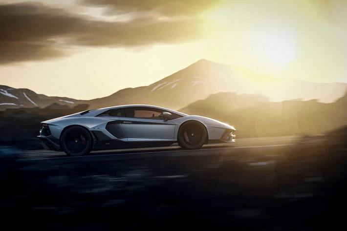 Đồng thời, Lamborghini Aventador LP 780-4 Ultimae có thể tăng tốc từ 0-100 km/h trong thời gian 2,8 giây và đạt vận tốc tối đa 355 km/h. Trong khi đó, hệ thống phanh carbon gốm giúp xe giảm tốc từ 100 km/h về vị trí đứng yên trên quãng đường chỉ 30 m. Không chỉ mạnh mẽ, Aventador LP 780-4 Ultimae còn có "bộ não" là hệ thống Lamborghini Dinamica Veicolo Attiva (LDVA). Công nghệ này kiểm soát những hệ thống như đánh lái linh hoạt LDS, đánh lái 4 bánh, hệ thống treo chủ động và hệ dẫn động 4 bánh toàn thời gian của xe.