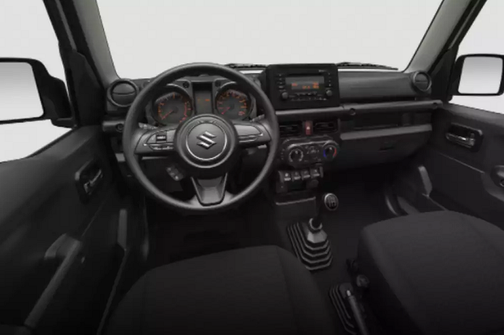 Về ngoại hình, Suzuki Jimny Lite bản giá rẻ được trang bộ mâm 15 inch bằng thép mang đến khả năng vận hành ổn định với lực cản lăn thấp. Trang bị đèn pha LED sẽ được loại bỏ và thay bằng đèn Halogen truyền thống, đèn sương mù cũng không còn xuất hiện trên Jimny Lite. Việc cắt giảm trang bị này rất dễ hiểu và không thực sự quá quan trọng, người dùng vẫn có thể nâng cấp sau mà không gặp trở ngại nào.