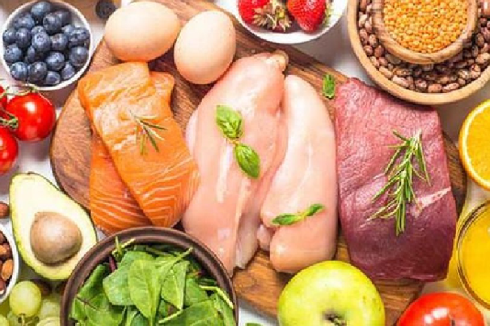 Để thực phẩm trong ôtô: Nhiều bà nội trợ có thói quen sáng mua đồ chất lên xe, chiều mới mang về nhà. Tuy nhiên chỉ cần để quên thực phẩm trong xe trên 1 tiếng đồng hồ là nhiều loại thực phẩm tươi sống sẽ bị hỏng, ôi thiu, biến chất độc hại. Với những loại thực phẩm, đồ ăn ngay, hiện tượng dễ nhận thấy sau khi để trong xe dưới thời tiết nắng nóng là mùi hôi, biến dạng… Chẳng hạn, chỉ cần để chocolate trong xe khoảng 30 phút là sẽ chảy rữa.