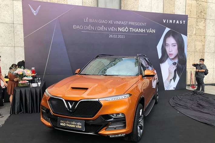 Mới đây, đạo diễn kiêm diễn viên Ngô Thanh Vân đã chính thức nhận chìa khóa của chiếc xe mới. Chiếc xe mà cô nhận lần này mang thương hiệu VinFast President hạng sang, được sơn màu cam Sunset vô cùng nổi bật. Trên trang cá nhân của mình, Ngô Thanh Vân đã đăng ảnh chụp chung với chiếc VinFast President và viết: "Phụ nữ chỉ cần kiếm tiền giỏi và xinh. Muốn chốt đơn thì chị rước em về nhanh luôn nhá". Được biết, hôm nay cũng chính là ngày sinh nhật của nữ diễn viên xinh đẹp này.