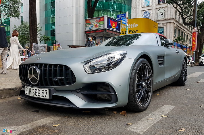 Đây là chiếc Mercedes-AMG GT Roadster duy nhất tại Việt Nam tính đến hiện tại. Chiếc mui trần này được nhập khẩu chính hãng với mức giá công bố trong năm 2017 khoảng 10,4 tỷ đồng. Ban đầu, xe sở hữu màu sơn trắng designo Diamond White Bright cùng phần mui mềm màu đỏ.