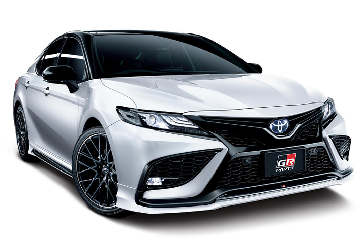 Mui xe, cánh gió sau và bộ khuếch tán được sơn đen bóng. Cản sau nổi bật với cụm 4 ống xả chia đều mỗi bên, thực tế chỉ có 2 đầu ra ống xả, bên còn lại nhằm mục đích trang trí.