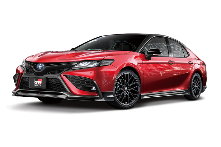 Toyota Camry 2021 mới đã được ra mắt với những thay đổi nhỏ ở ngoại hình và nâng cấp công nghệ an toàn. Ngay lập tức, hãng Modellista và GR Parts tung ra các gói nâng cấp ngoại hình của mẫu sedan hạng D này. Hai gói đặc biệt từ Modellista là Smart Shine và Bright Elegance.