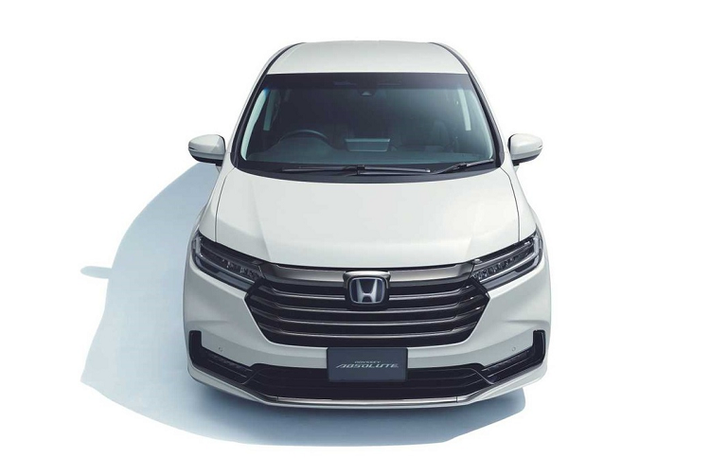 Đuôi xe vẫn giữ bố cục vương vức quen thuộc. Tuy nhiên, cụm đèn hậu cũng được thay đổi họa tiết và được nối liền bởi thanh mạ chrome. Mức giá xe Honda Odyssey 2021 tại Thái Lan từ 89.800 USD (khoảng 2,08 tỷ đồng).