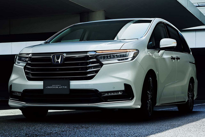 Hãng xe Nhật Bản vừa ra mắt Honda Odyssey 2021 mới tại Thái Lan với 2 phiên bản có giá từ 2,7 triệu baht, tương đương 89.800 USD. Honda Odyssey 2021 được nâng cấp cả bên ngoài lẫn bên trong gồm cửa trượt 2 bên, cửa điều khiển bằng cử chỉ và gói an toàn Honda Sensing.