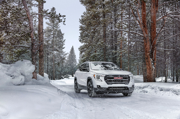 Mức giá xe GMC Terrain 2022 mới chưa được công bố nhưng dự định sẽ khá "mềm", phiên bản SLE, SLT và AT4 sẽ được bán vào mùa hè này, trong khi Terrain Denali sẽ đến vào mùa thu năm nay tại thị trường Mỹ.