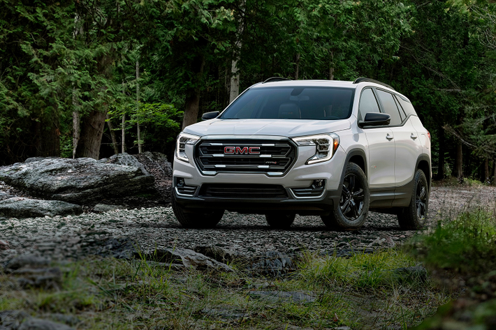 So với phiên bản cũ, GMC Terrain 2022 mới có lưới tản nhiệt lớn hơn được bao bọc bởi đèn pha LED đã thiết kế lại. Ở bên dưới, chúng ta có thể thấy cản trước được sửa đổi nhẹ với ít đường viền chrome.