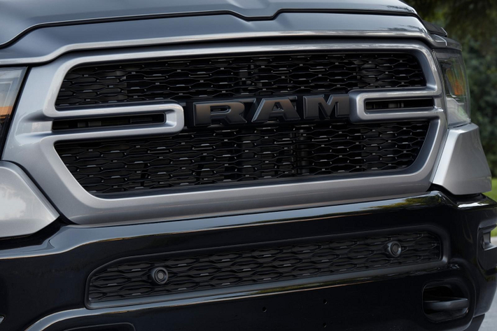 Về ngoại hình, Dodge Ram 1500 BackCountry gây ấn tượng với diện mạo cứng cáp nhờ vào hàng loạt chi tiết tối màu như huy hiệu màu đen, đầu ống xả màu đen, kính đèn pha màu gói, ốp viền gương và bậc lên xuống. Bên cạnh đó mẫu bán tải này còn được sơn đen nửa thân dưới, trùng với tông màu cản sốc và bộ mâm hợp kim 18 inch.