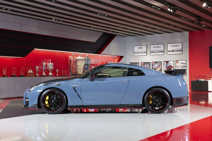 Về ngoại thất, Nissan GT-R Nismo thế hệ mới sở hữu màu sơn Nismo Steath Gray, được lấy cảm hứng từ các trường đua khác nhau mà mẫu xe này từng xác lập kỷ lục. Khác với những chiếc GT-R khác, phiên bản đặc biệt này có mui xe làm bằng sợi carbon phủ độc quyền của Nismo giúp giảm thiểu 100g trọng lượng.